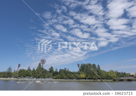 Kaiseisankoen公園五十鈴湖在宜人的晴朗的藍天中閃耀 39023715