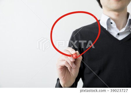 Male hand to circle 39023727