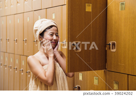 更衣室溫泉沐浴休息的女人 39024202