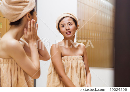 更衣室溫泉沐浴休息的女人 39024206