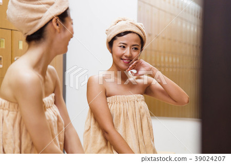 更衣室溫泉沐浴休息的女人 39024207