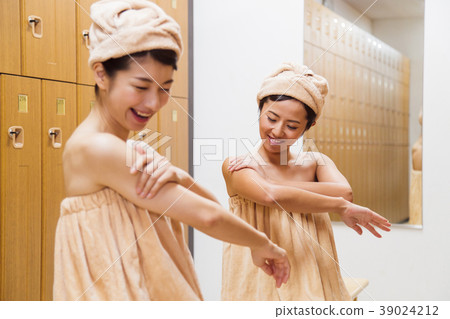 更衣室溫泉沐浴休息的女人 39024212