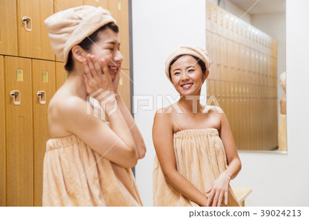 更衣室溫泉沐浴休息的女人 39024213