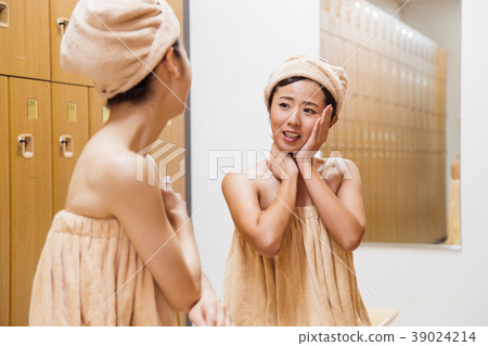 更衣室溫泉沐浴休息的女人 39024214