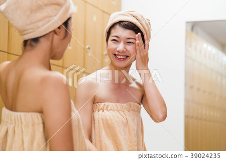 更衣室溫泉沐浴休息的女人 39024235