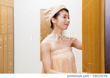 Locker room hot spring bathing break woman 39024249