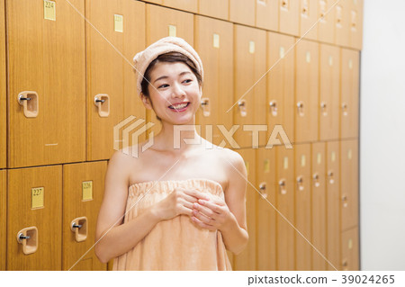 更衣室溫泉沐浴休息的女人 39024265
