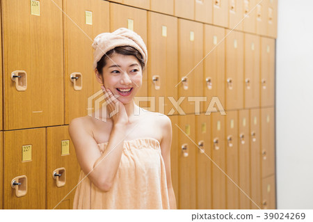 更衣室溫泉沐浴休息的女人 39024269