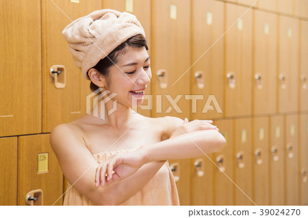 更衣室溫泉沐浴休息的女人 39024270