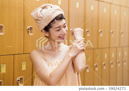 更衣室溫泉沐浴休息的女人 39024271