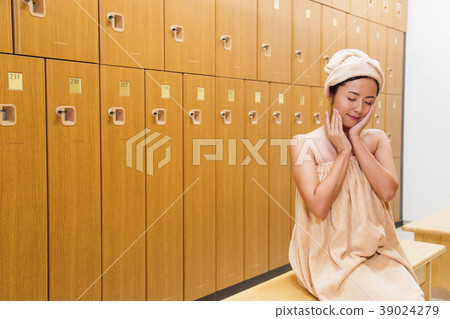 更衣室溫泉沐浴休息的女人 39024279