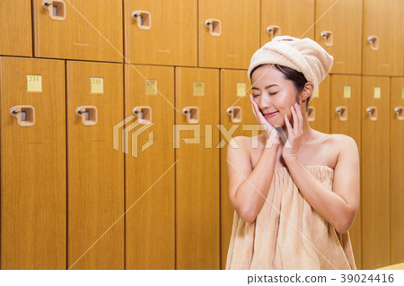 更衣室溫泉沐浴休息的女人 39024416