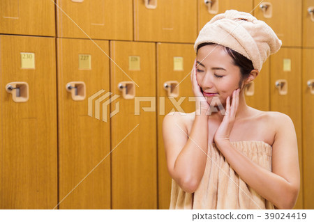 更衣室溫泉沐浴休息的女人 39024419