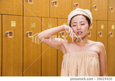更衣室溫泉沐浴休息的女人 39024420