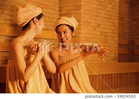 Sauna hot spring friends bathing break woman - Stock Photo [39024503] -  PIXTA