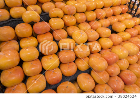Ripe fruits of persimmon oyster Ripe fruits of persimmon oyster 39024524