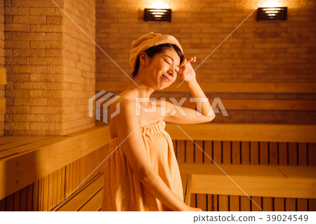 桑拿溫泉沐浴休息的女人 39024549