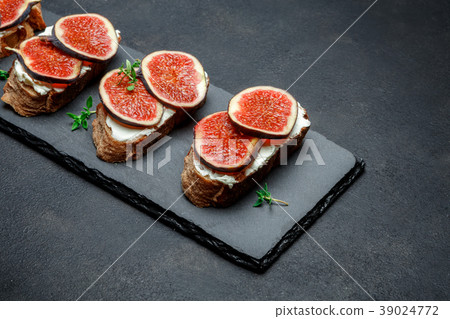 Bruschetta with blue cheese and fresh figs Bruschetta with blue cheese and fresh figs 39024772