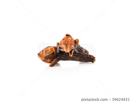 cloves spices on white background 39024831