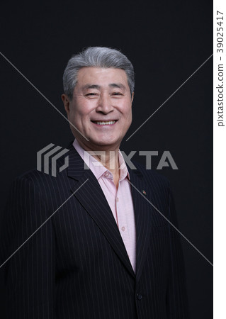 Asian man's facial expression, senior, middle-aged, elderly, close-up, laughing, smiling, happiness, health 39025417
