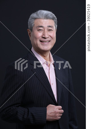 亞洲人的表情,資深,中年,老人,特寫鏡頭,笑,微笑,幸福,健康 亞洲人的表情,資深,中年,老人,特寫鏡頭,笑,微笑,幸福,健康 39025419