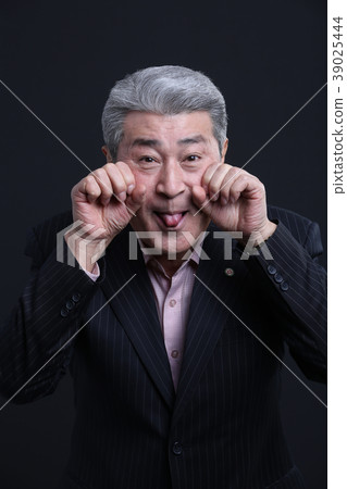 Asian man's facial expression, senior, middle-aged, elderly, close-up, laughing, smiling, happiness, health Asian man's facial expression, senior, middle-aged, elderly, close-up, laughing, smiling, happiness, health 39025444