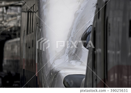 E4 series MAX 39025631