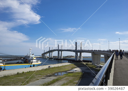 唯一的連接橋將小名濱海洋大橋小名濱東海地區與小名濱港口標誌的3號碼頭連接起來 39026487