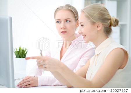 Two business ladies or colleagues discussing 39027337
