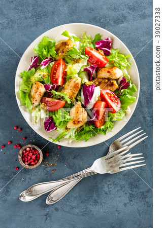 Fresh vegetable salad with grilled chicken breast 39027338