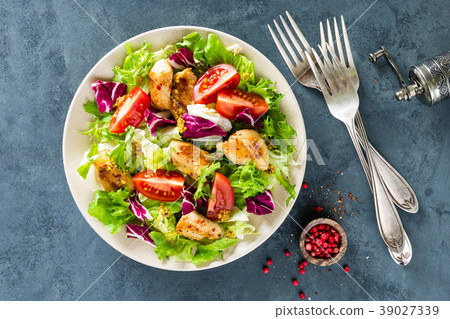 Fresh vegetable salad with grilled chicken breast Fresh vegetable salad with grilled chicken breast 39027339