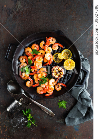 Prawns, shrimps roasted on grill frying pan 39027396