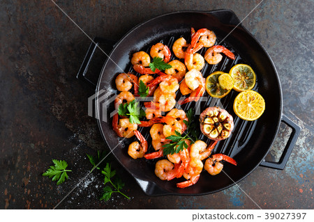 Prawns, shrimps roasted on grill frying pan 39027397
