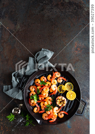 Prawns, shrimps roasted on grill frying pan Prawns, shrimps roasted on grill frying pan 39027399