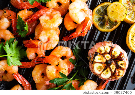 Prawns, shrimps roasted on grill frying pan 39027400
