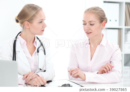 Doctor and patient during personal consulting in 39027865