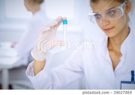 Female scientific researcher in laboratory 39027869