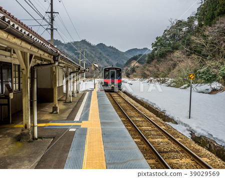 沿著San-in Geopark岸邊的JR Hikyo Station Iigumi站 沿著San-in Geopark岸邊的JR Hikyo Station Iigumi站 39029569