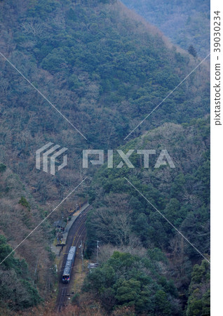 有限的特快列車穿過山間的Hikyo站 39030234