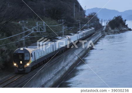 JR四國特快列車“Ishizuchi”在黃昏沿著海岸延伸 JR四國特快列車“Ishizuchi”在黃昏沿著海岸延伸 39030236