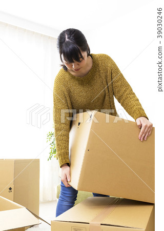 Moving scene Woman carrying cardboard box 39030246