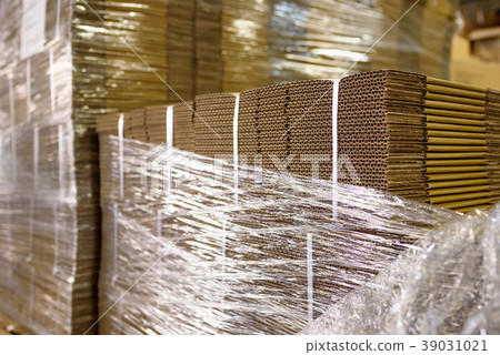 Large amount of cardboard for packing up Large amount of cardboard for packing up 39031021