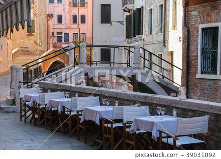 Street cafe in historic centre of Venice, Italy 39031092