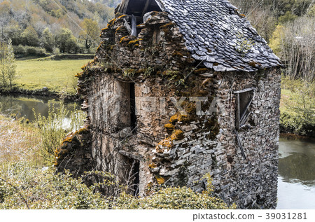 old ruined house river Aveyron Belcastel France old ruined house river Aveyron Belcastel France 39031281