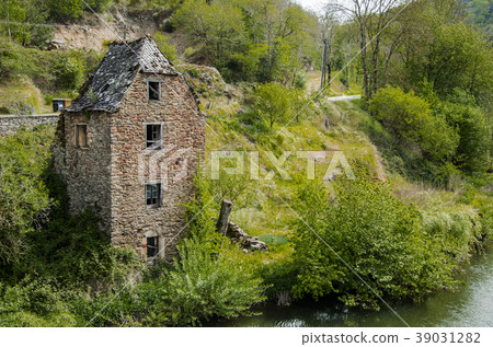 Old ruined house on river Aveyron Belcastel Fra Old ruined house on river Aveyron Belcastel Fra 39031282