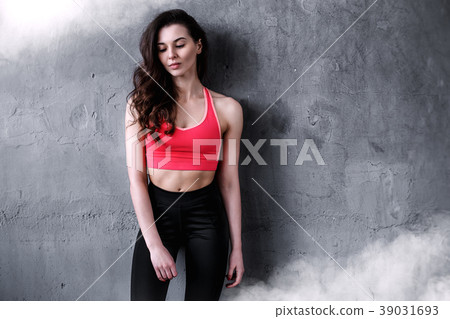 Woman portrait near the wall Woman portrait near the wall 39031693