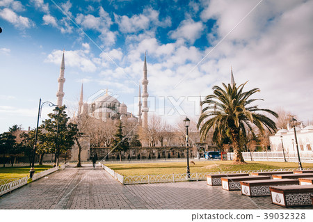 View of the Blue Mosque (Sultanahmet Camii) 39032328