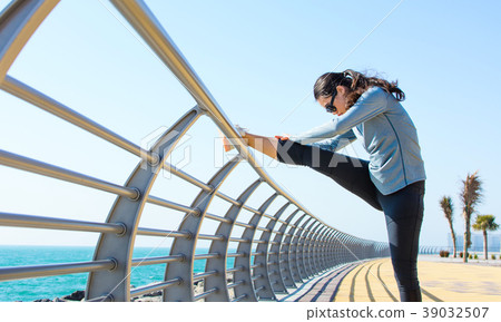 Girl stretching before workout by the seaside Girl stretching before workout by the seaside 39032507
