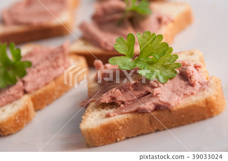 little toasts with pork and parsley 39033024