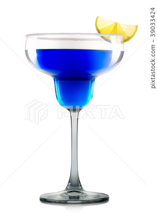 Blue curacao cocktail isolated on white background 39033424